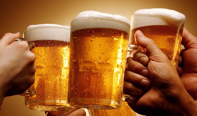Grupo Happy Hour Três Lagoas completa um ano no WhatsApp As taças erguidas para o brinde é a marca registrada do grupo no aplicativo (Foto: Divulgação)