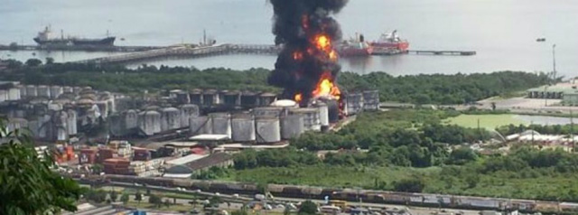 Empresa diz que incêndio em Santos está sob controle Segundo a empresa, as chamas, que atingiram tanques de combustíveis, já foram controladas (Foto: Notícias UOL)