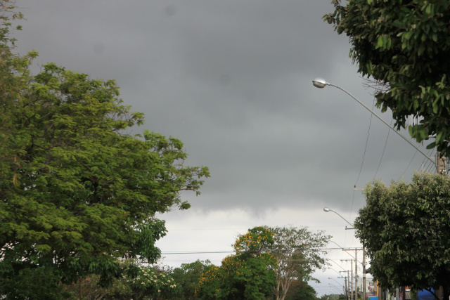 Nuvens escuras nesta manhã e a previsão de chuva segue até a noite. (Foto: Patrícia Miranda)