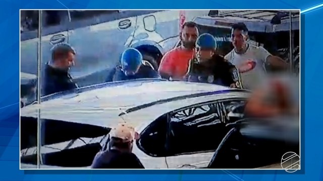 Guarda municipal quebra vidro de carro para resgatar criança trancada em veículo Criança de três anos fica presa dentro de carro em Campo Grande. (Foto: Reprodução)