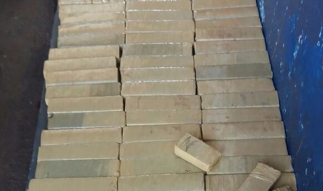 Van é flagrada com drogas escondidas em fundo falso A droga e os suspeitos foram encaminhados para a Polícia Civil de Ivinhema (PMR/Divulgação)