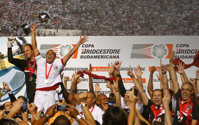 Lucas levanta a taça de campeão da Sul-Americana (Foto: Gustavo Tilio / Globoesporte.com)