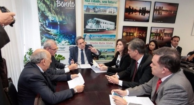 Reunião da bancada federal de Mato Grosso do Sul, presidida pelo senador Waldemir Moka, nesta terça-feira, em Brasília (Foto: Divulgação)