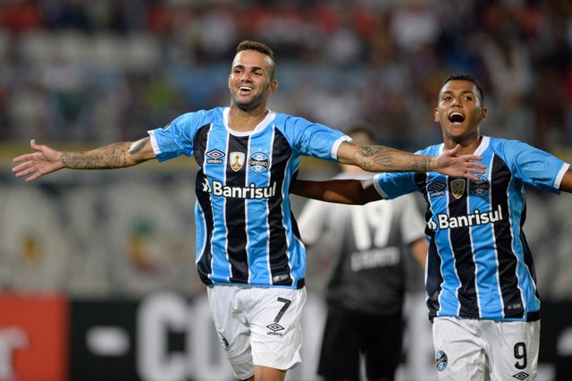 Grêmio estreia com vitória na Argentina pelas oitavas de final da Libertadores