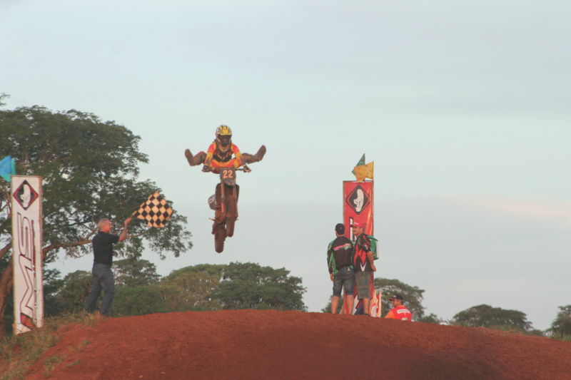 Mais de 3 mil pessoas prestigiaram o motocross em Brasilândia Voando na linda de chegada, o vencedor da categoria MX Gold, Rodrigo Rodrigues, de Junqueirópolis - SP (Foto: Perfil News)