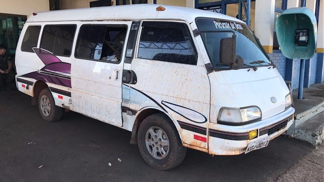 Van é flagrada com drogas escondidas em fundo falso Após a abertura do compartimento, foi encontrado 79 tabletes de maconha, que após pesados totalizaram 62.500 Kg (PMR/Divulgação)