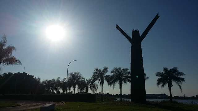 O obelisco da Lagoa Maior, ao fundo o sol que já irradia pela manhã. (Foto: Patrícia Miranda)