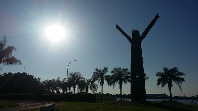 Final de semana com previsão de chuva e altas temperaturas em Três Lagoas O obelisco da Lagoa Maior, ao fundo o sol que já irradia pela manhã. (Foto: Patrícia Miranda)