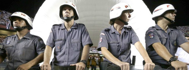 Policiais em frente ao túnel do vestiário do Tigre no Morumbi (Foto: Agência AP)