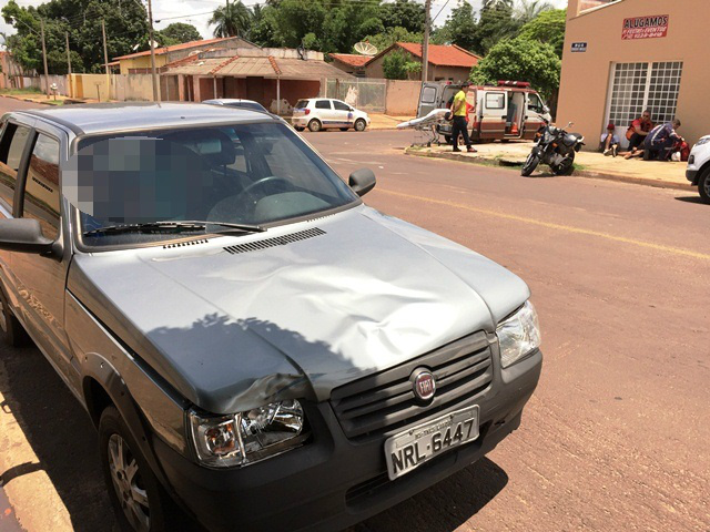 Dupla em moto sofre ferimentos em colisão contra Fiat Uno A parte dianteira, principalmente o capo do Fiat Uno, ficou danificada na colisão (Foto: Marco Campos)