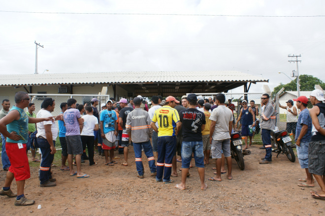 Trabalhadores durante a reunião no alojamento Fazendinha
Foto: Luciana Navarro