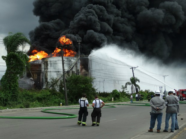 Pelo terceiro dia, bombeiros tentam extinguir fogo que consome tanques de combustíveis em Santos Bombeiros lançam jatos de água nos tanques de combustíveis incendiados, mas o forte calor das chamas fazem o líquido evaporar antes de chegar aos focos (Foto