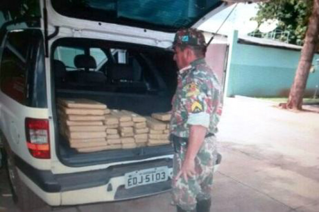 PMA apreende 70 kg de maconha com traficantes sul-mato-grossense e baiano Os policiais fizeram buscas minuciosas no veículo e encontraram vários tabletes de maconha embaixo dos bancos e no forro das portas (Foto: Divulgação/Assecom)