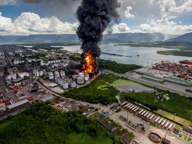 Pelo terceiro dia, bombeiros tentam extinguir fogo que consome tanques de combustíveis em Santos Coluna de fumaça negra do incêndio pode ser vista de várias cidades da região (Foto: G1)