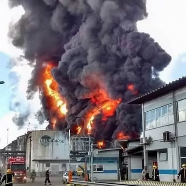 Pelo terceiro dia, bombeiros tentam extinguir fogo que consome tanques de combustíveis em Santos Ninguém morreu no incêndio e pelo menos 15 pessoas que trabalhavam no local precisaram de atendimento médico (Foto: G1)