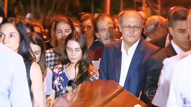 Alckmin enterra corpo de filho morto em acidente com helicóptero Ao lado da mulher, dona Lu, parentes e amigos do falecido, o governador carrega o caixão com o filho caçula morto para ser enterrado (Foto: G1)