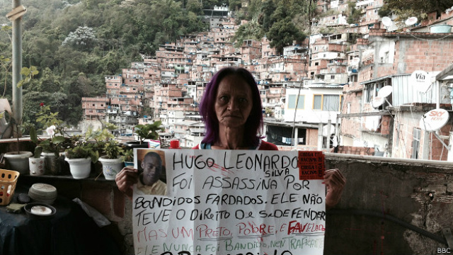 Somente há uma semana Maria de Fátima conseguiu falar sobre a morte do filho na Rocinha em 2012 (Foto: BBC)