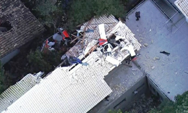 Na queda, o helicóptero atingiu pelo menos duas casas, antes de se partir (Foto: G1)