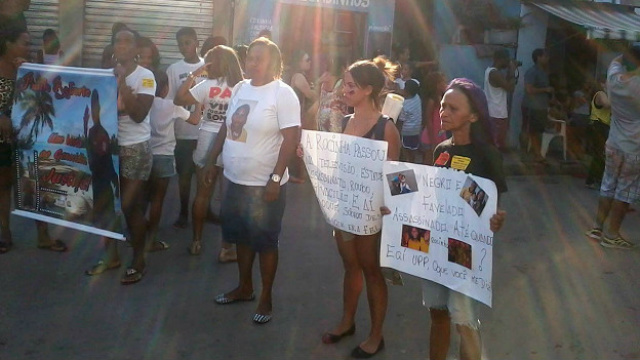 Mulheres se uniram e promovem reuniões de mães de vítimas policiais nas comunidades do Rio (Foto: BBC)