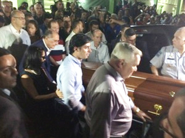 Alckmin enterra corpo de filho morto em acidente com helicóptero No túmulo onde Thomaz foi enterrado estão os pais de Geraldo e a babá do governador (Foto: G1)