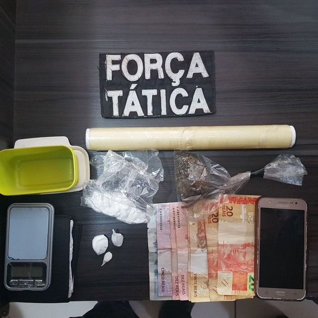 Dinheiro, drogas e demais objetos apreendidos com suspeitos (Foto: PM/ Divulgação)