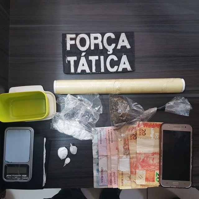Casal é preso por vender cocaína em bairro de Dourados Dinheiro, drogas e demais objetos apreendidos com suspeitos (Foto: PM/ Divulgação)