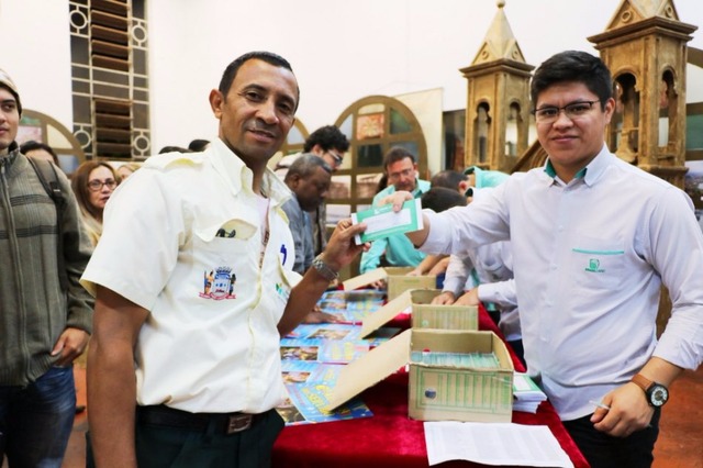 Servidores municipais começam a receber cartão alimentação Entrega do cartão alimentação para servidores municipais. (Foto: Assessoria)