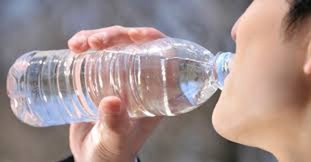 Estudo aponta contaminação em águas engarrafadas O plástico foi encontrado em 93% das amostras - Foto: Divulgação web
