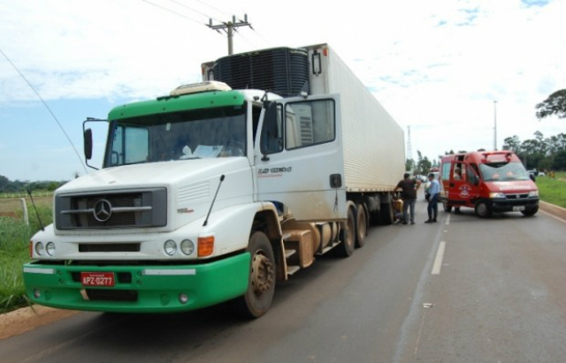 Motorista fica preso sob carreta na MS-134 O motorista ficou preso em baixo do carreta ao verificar um problema mecânico. (Foto: Divulgação)