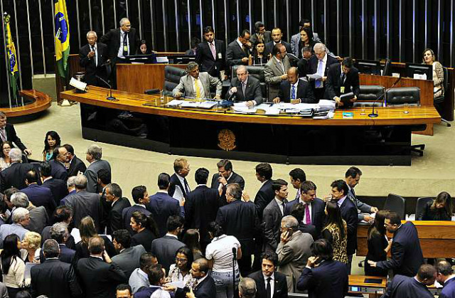 Câmara aprova projeto que dobra a pena para estelionato contra idoso Plenário aprovou proposta que busca coibir golpes cometidos contra idosos. (Foto: Divulgação)