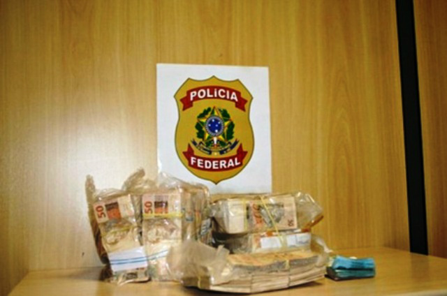 Na casa de Marzan, os agentes apreenderam R$ 800 mil em dinheiro (Foto: Divulgação/PF)