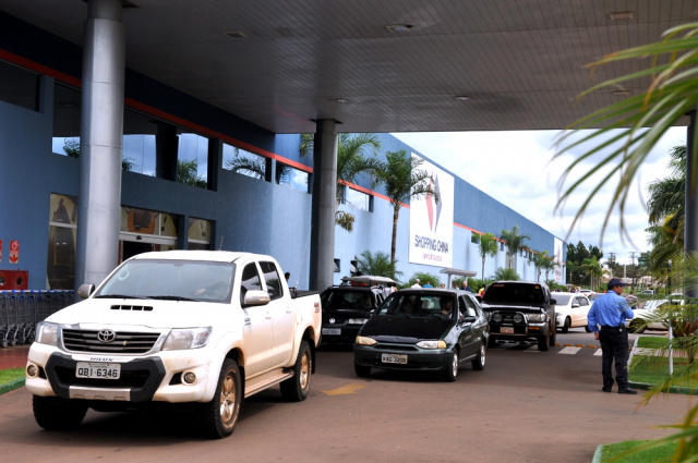 Veículos formaram fila para sair do estacionamento que chegou a causar congestionamento no local (Foto: Divulgação) 
