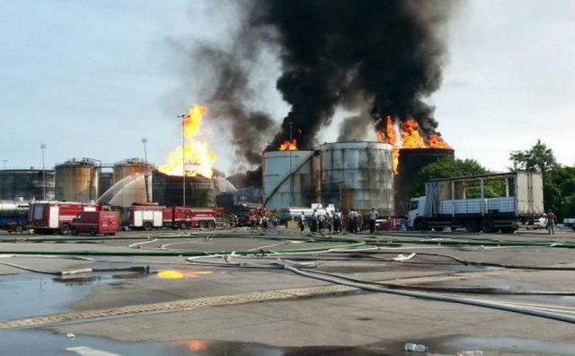 O incêndio está descontrolado; chamas já atingiram seis tanques de combustíveis e o governo pede ajuda (Foto: G1)