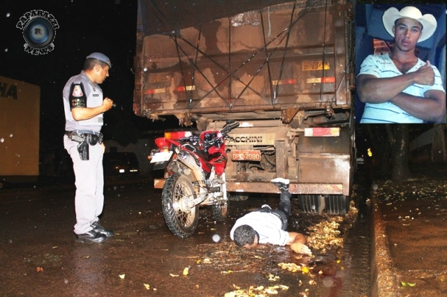 Policial militar faz os levantamentos do acidente; Marcio (detalhe) não resistiu e veio a falecer a caminho do hospital (Foto: Paparazzi News)