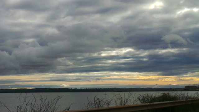 Nuvens em formação puderam ser vistas nesta manhã (06) na barragem do Jupiá. (Foto: Ricardo Ojeda) 