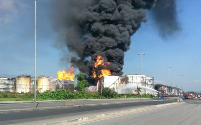 O incêndio começou na quinta-feira passada; seis tanques de combustíveis foram atingidos (Foto: Último Segundo)