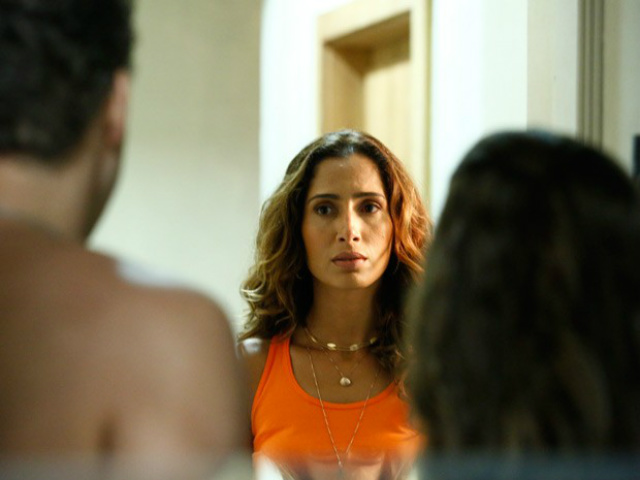 BABILÔNIA: Regina flagra Vinícius só de toalha com Cris Regina dá de cara com Cris e Vinícius e entende tudo errado (Foto: Divulgação)
