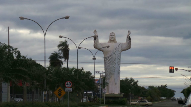 Monumento do Cristo, localizado na Avenida Olyntho Mancini nesta manhã, ao fundo o tempo nublado. (Foto: Ricardo Ojeda) 