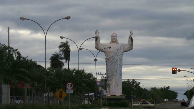 Previsão de tempo firme e ventos leves para hoje em Três Lagoas Monumento do Cristo, localizado na Avenida Olyntho Mancini nesta manhã, ao fundo o tempo nublado. (Foto: Ricardo Ojeda)