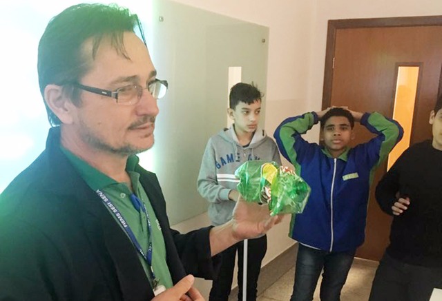 Urupet na Estrada inspira alunos da Escola do Sesi de Três Lagoas para torneio de robótica O professor da Escola do Sesi de Campo Grande, César Henrique Zanatto, considera os eventos de divulgação muito interessantes. (Foto: Assessoria)