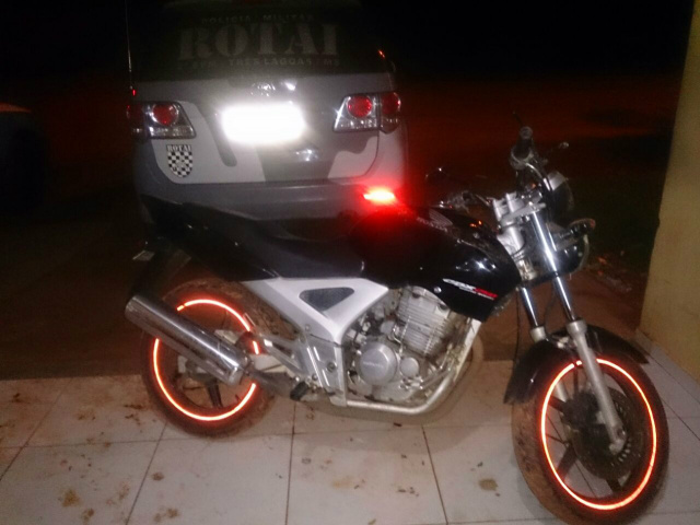 Moto furtada que foi recuperada pela ROTAI em patrulhamento pelo bairro Santa Terezinha (Foto: Assessoria)