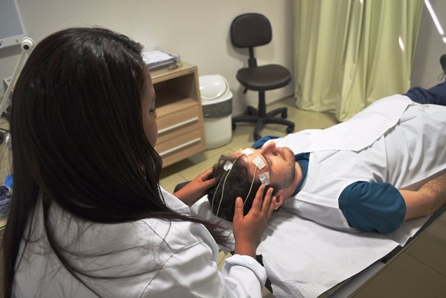 Saúde prepara equipe para exames de eletroencefalograma Eletrocardiograma são realizados on-line (conectados via Internet com Campo Grande). (Foto: Assessoria)