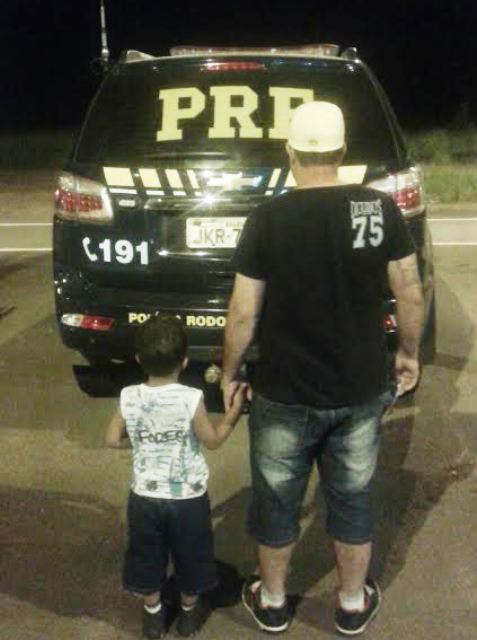Criança de três anos viajava com o pai, que possuía mandado de prisão em aberto. (Foto:Divulgação/PRF)