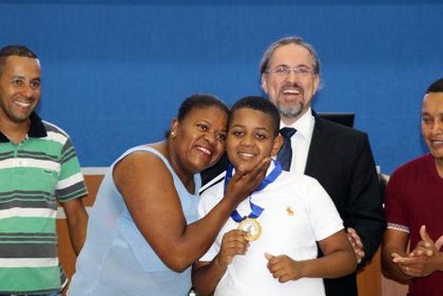 Alunos destaques da Rede Municipal de Ensino de Três Lagoas recebem medalha “Professora Zenaide Nogueira Fabbri” A diretora Isabel e o coordenador Daniel parabenizaram os pais, alunos e o vereador pela brilhante ideia (Foto/Assessoria)