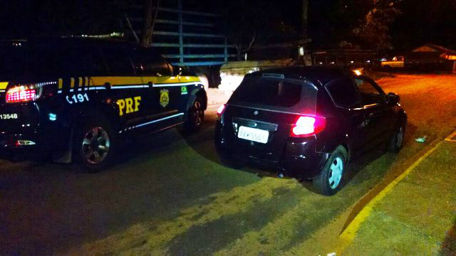 Ford/KA roubado em Mogi das Cruzes é recuperado em Água Clara Policiais constataram que chassi estava adulterado, além de outros sinais de identificação veicular. (Foto:Divulgação/PRF)