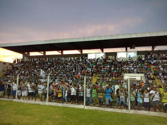 Torcedores enchem as arquibancadas do estádio Arthur Marinho (Foto: Carlos da Cruz/TV Morena)