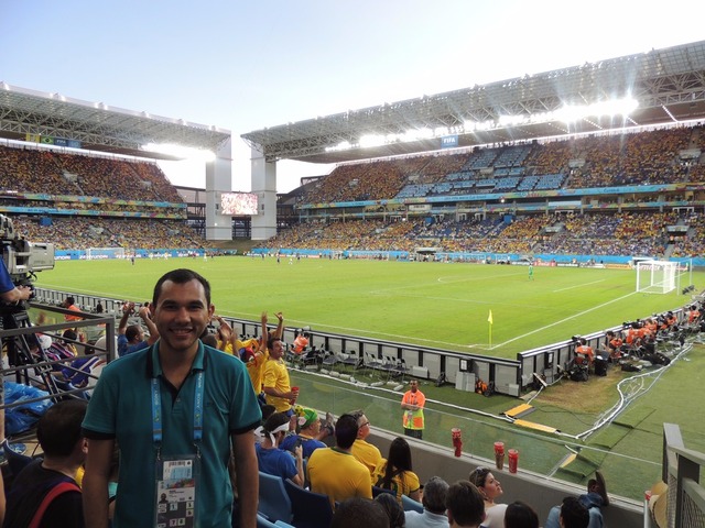 Futebol de MS dobrou renda e quase triplicou público nos estádios em 2017 Repórter Hélder Rafael na cobertura da Copa do Mundo 2014, em Cuiabá (Foto: Arquivo pessoal)