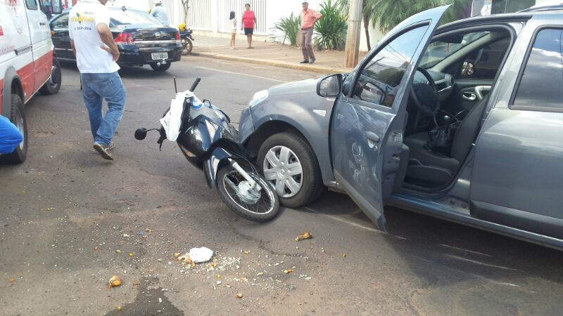 O acidente ocorreu na hora do almoço, período em que o fluxo de carro aumenta (Foto: Ricardo Ojeda)
