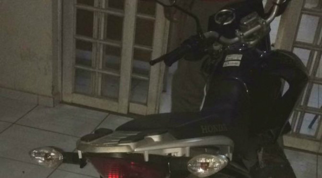 Ao checar a placa e o chassi da motocicleta, os policiais foram informado, que o veículo havia sido furtado há pouco mais de 10 minutos. (Foto: Assessoria) 