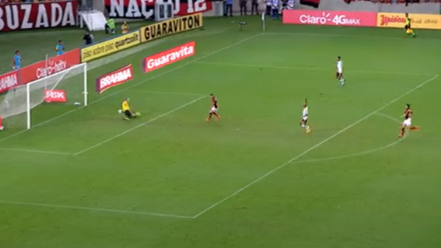 Flamengo bate fácil o Fluminense por 3 a 0, no Maracanã No terceiro e último gol do Flamengo, a bola chutada por Matheus Sávio, revelação rubro-negra, passa por entre as pernas do goleiro do Fluminense (Foto: Reprodução/Globo Esporte)